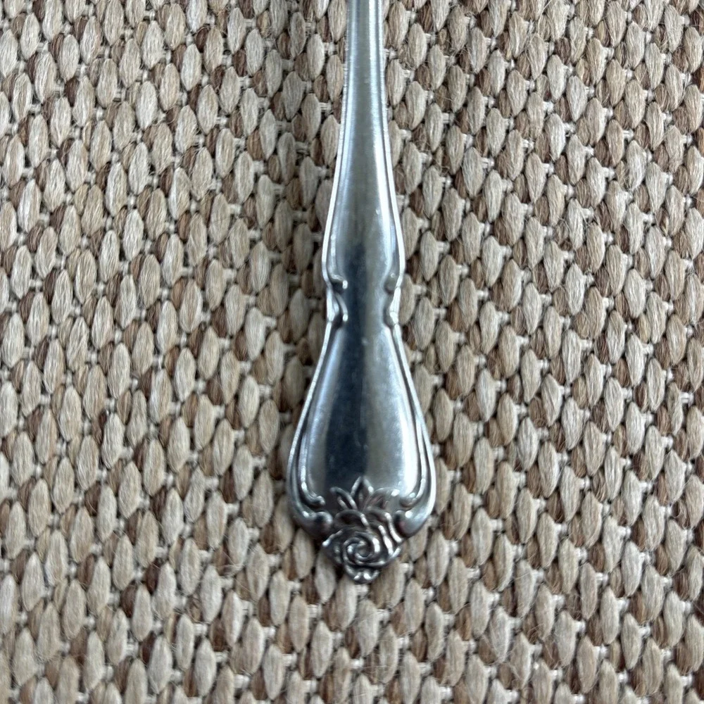 Oneida  Arbor True Rose Dinner Fork 7 1/4